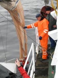 BGW-Erfahrungsberichte-Bold-Joensuu-Finnland-Planktonprobenahme-waehrend-einer-tagesfahrt-mit-dem-forschungsschiff-muikki-auf-dem-see-pyhselk