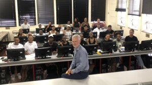 Prof. Christoph Heubeck vor Studierenden in Südafrika